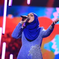 Berbagai kejutan diterima oleh Siti Nurhaliza. Sebelum berangkat ke Jakarta, ia mendapatkan kejutan dari suami dan anak tercintanya. Di Jakarta, ia kembali mendapat kejutan dari teman-temannya. (Adrian Putra/Bintang.com)
