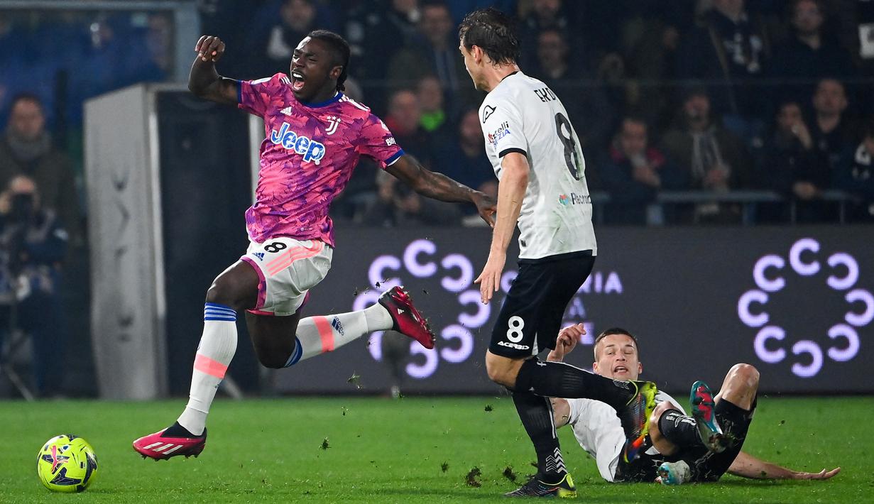 Pemain Juventus Moise Kean (kiri) menggiring bola saat melawan Spezia pada pertandingan sepak bola Liga Italia di Stadion Alberto-Picco, La Spezia, Italia, 19 Februari 2023. Juventus mengalahkan Spezia dengan skor 2-0. (ANDREAS SOLARO/AFP)