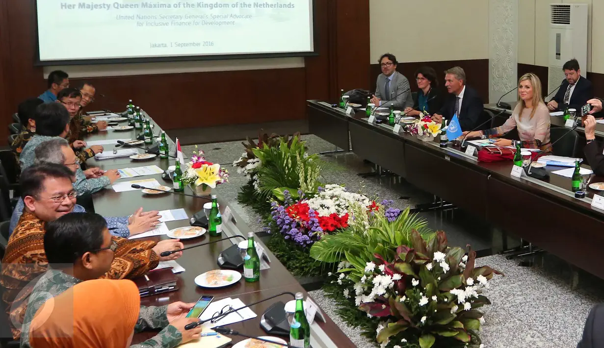 Suasana pertemuan antara Menteri PPN/Kepala Bappenas Bambang Brodjonegoro dengan Ratu Belanda Maxima di Kantor Bappenas, Jakarta, Kamis (1/9). Ratu Maxima sendiri merupakan utusan khusus PBB di sektor financial inclusion. (Liputan6.com/Angga Yuniar)