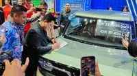 Erick Thohir melakukan SPK VinFast VF3 di IIMS 2025.