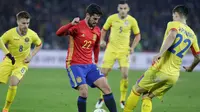 Gelandang Spanyol, Isco, beraksi pada laga persahabatan melawan Rumania di Cluj Arena, Cluj, Minggu (27/3/2016). (Reuters/Octav Ganea)