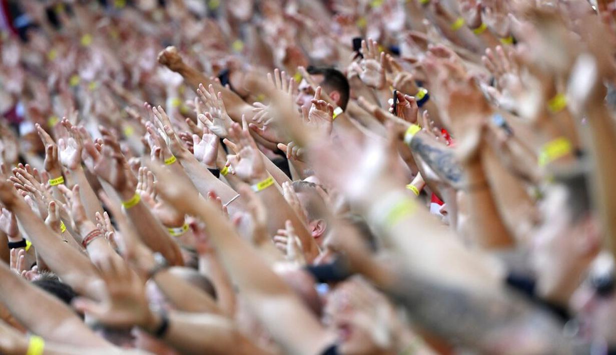 Namun ada protokol kesehatan yang harus dilakukan sebelum masuk Puskas Arena. Hanya orang-orang yang telah divaksin atau memiliki Kartu Imunitas Hungaria saja yang diperbolehkan datang ke stadion. (Tibor Illyes/Pool via AP)