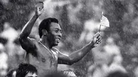 Pemain sepak bola Brasil Edson Arantes do Nascimento atau Pele mengibarkan bendera Brasil dan AS saat dibawa keluar lapangan setelah pertandingan terakhirnya di Stadion Giants, East Rutherford, New Jersey, Amerika Serikat, 1 Oktober 1977. Pada akhir 1970-an, Pele bermain di Amerika Serikat untuk New York Cosmos sebelum akhirnya pensiun pada 1977. (AP Photo/Richard Drew, File)