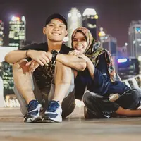 Pasangan Ben Kasyafani dan Nesyana Nabila tengah menikmati kebahagiaan di jalinan hubungan rumah tangga mereka. Mengawali hubungan dengan berta’aruf, Ines mengakui saat ini ia semakin cinta dengan suaminya itu. (Instagram/nesyanabila)