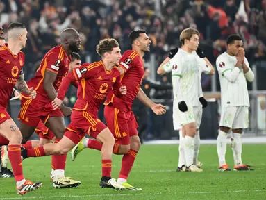 Para pemain Roma merayakan kemenangan setelah memenangkan adu penalti pada akhir pertandingan sepak bola play-off babak 16 besar Liga Eropa UEFA melawan Feyenoord di Stadion Olimpico, Roma, 22 Februari 2024. (Alberto PIZZOLI/AFP)