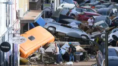 Para pejalan kaki berdiri di samping mobil-mobil yang tertimbun setelah banjir yang mematikan di Sedavi, selatan Valencia, Spanyol timur, pada tanggal 30 Oktober 2024. (Jose Jordan/AFP)