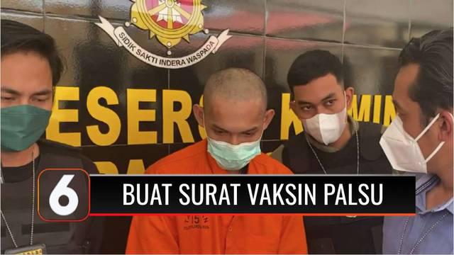 Dua pengguna dan pembuat sertifikat vaksin Covid-19 palsu diringkus polisi. Mereka diringkus saat melewati pos penyekatan di Desa Taruna, Palangkaraya, Kalimantan Tengah.