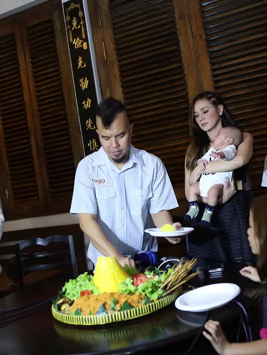 Pemeran film 'Maaf Saya Menghamili Istri Anda' itu baru saja melakukan syukuran video klip single terbarunya 'Bintang Kecil'. (Nurwahyunan/Bintang.com)