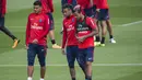 Keakraban Neymar (tengah) bersama dua rekannya asal Brasil, Dani Alves (kanan) dan Thiago Silva pada sesi latihan didi Camp des Loges, Paris, (11/8/2017). PSG akan mengawali Liga 1 Prancis melawan Guingamp. (AP/Kamil Zihnioglu)