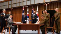Presiden Korea Selatan Moon Jae-in dan Perdana Menteri Australia Scott Morrison menyaksikan penandatanganan senjata pada 13 Desember 2021.(AFP)