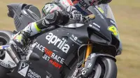Aprilia menjadi tim balap kedua yang menjawab tantangan pelarangan winglet mulai MotoGP tahun ini. Mereka menciptakan fairing baru (Foto: crash.net). 