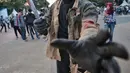 Pengunjung mengenakan kostum saat meramaikan hari pertama acara Jak-Japan Matsuri 2018 di Gelora Bung Karno, Senayan, Jakarta, Sabtu (8/9). Tahun ini, festival mengusung tema Indonesia and Japan Always Together. (Liputan6.com/Faizal Fanani)