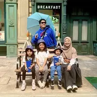 Meski sudah bercerai, Natasha Rizki dan Desta tetap kompak mengajak ketiga anaknya liburan ke Singapura. Nampak, Natasha mengenakan kerudung coklat dipadukan atasa kemeja putih dan rok panjangnya. @desta80