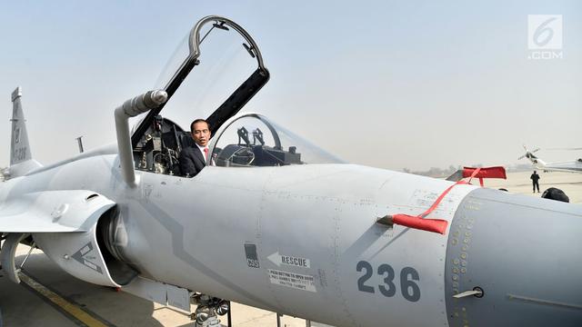FOTO: Kenakan Setelan Jas, Presiden Jokowi Jajal Pesawat Tempur Pakistan