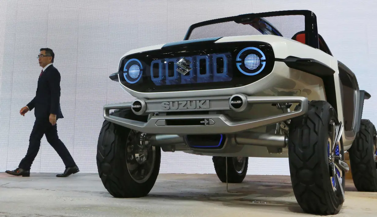 Mobil konsep e-SURVIVOR milik Suzuki saat dipamerkan selama Tokyo Motor Show 2017 di Tokyo, Jepang (25/10). (AP Photo / Eugene Hoshiko)