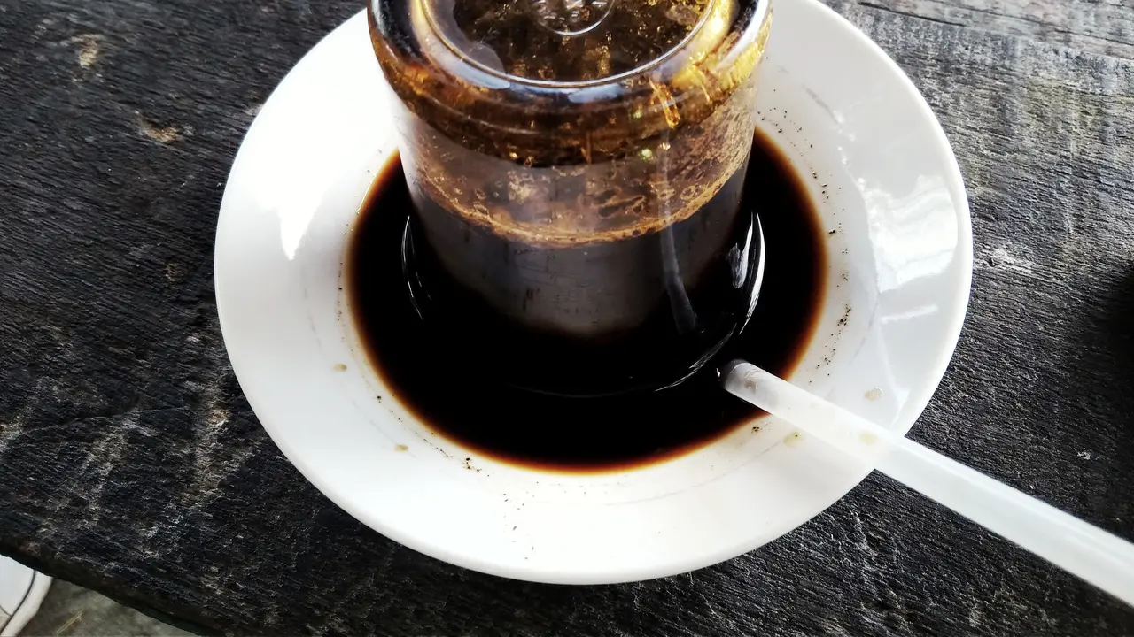 Ngopi dengan gaya gelas terbalik