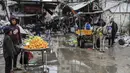 Gencatan senjata itu kemudian disusul dengan pembebasan dan pertukaran sandera atau tahanan. (AP Photo/Mohammed Hajjar)
