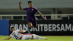 Gelandang Borneo FC, Nuriddin Davronov (bawah) berusaha menghalangi laju dari penyerang Persik Kediri, Septian Bagaskara dalam laga pekan kedua BRI Liga 1 2021/2022 di Stadion Pakansari, Bogor, Jumat (10/9/2021). Borneo FC Kalah 0-1. (Foto: Bola.com/Ikhwan Yanuar)