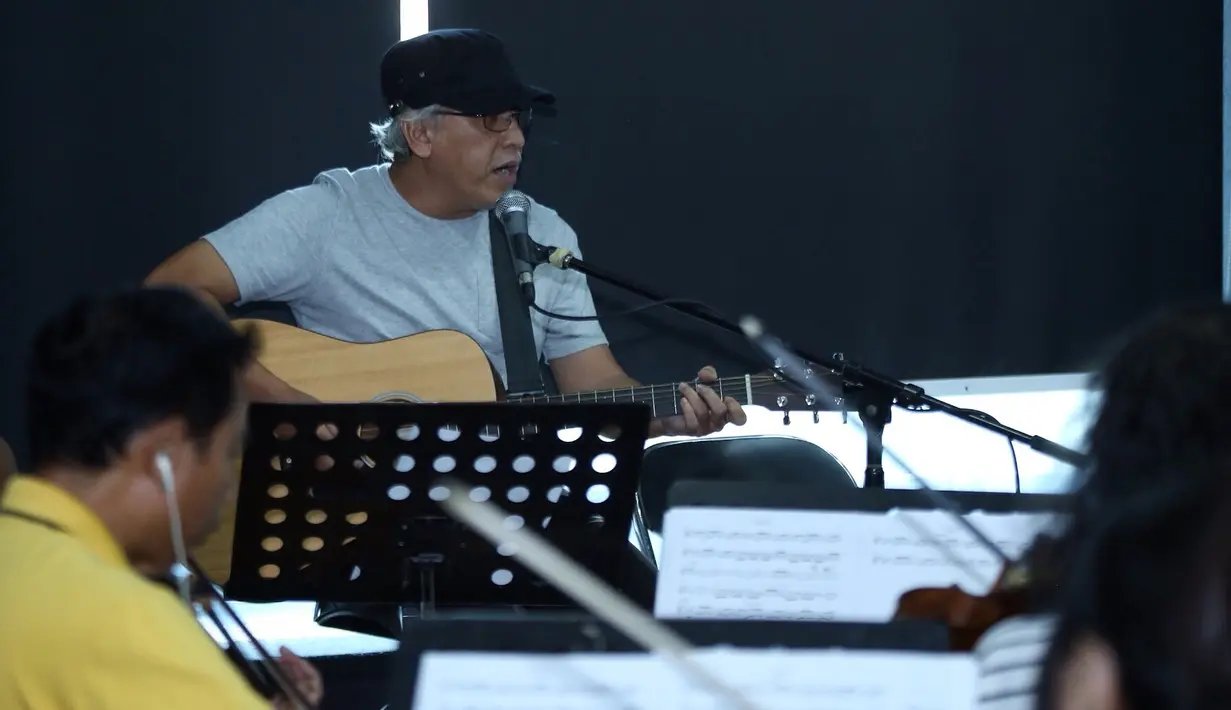 Diusianya yang telah mencapai 26 tahun, Iwan Fals melihat bahwa televisi itu telah menjadi dewasa. Dalam mendapatkan informasi berita, Iwan menjadikan SCTV sebagai acuannya. (Galih W. Satria/Bintang.com)