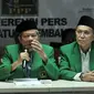 Ketua DPP PPP Muktamar Jakarta atau kubu Djan Faridz, Ibnu Hajar Dewantara didampingi Sekjen PPP kubu Djan Faridz, Sudarto dan petinggi partai saat menggelar konpers penyelenggaraan Mukernas, Jakarta, Senin (12/11). (Merdeka.com/Iqbal S. Nugroho)