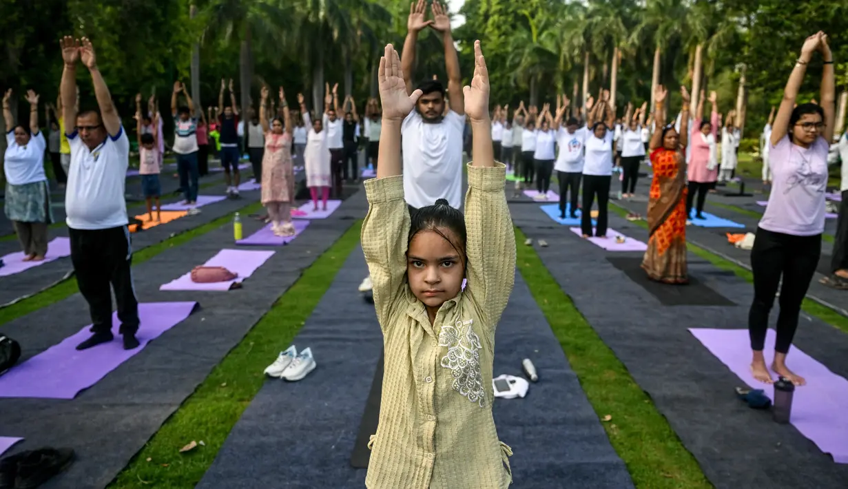 Kata yoga itu sendiri berasal dari bahasa Sansekerta yang berarti menyatukan. Yoga melambangkan penyatuan antara tubuh dan kesadaran. (Arun SANKAR/AFP)
