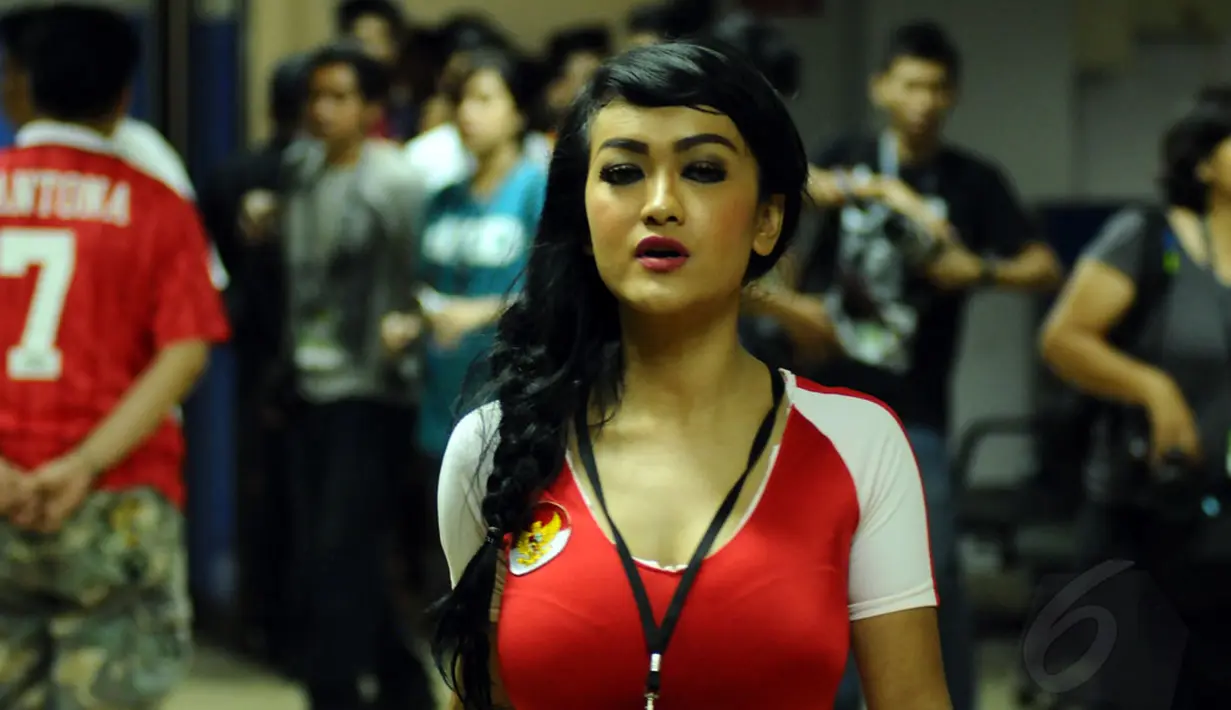 Dengan gayanya yang khas, Julia Perez berlalu di ruang wartawan usai menyaksikan laga Legenda Indonesia vs World Football Legends di Stadion GBK Jakarta, (7/6/2014). (Liputan6.com/Helmi Fithriansyah)
