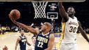 Pemain Denver Nuggets, Richard Jefferson (kiri) mencoba memasukan bola saat diadang pemain Los Angeles Lakers, Julius Randle (kanan) pada laga NBA basketball game di Staples Center, Los Angeles, (19/11/2017). Lakers menang 127-109. (AP/Ringo H.W. Chiu)