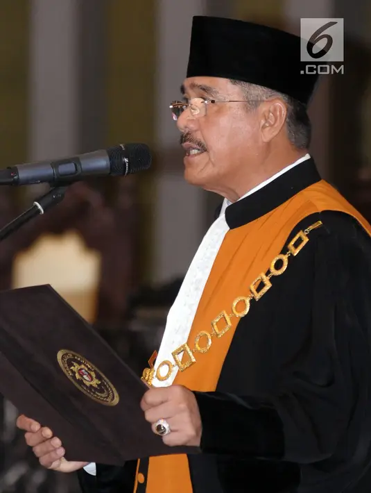 Ketua Mahkamah Agung RI, M Hatta Ali membacakan nota pengucapan sumpah jabatan Deputi Gubernur BI Dody Budi Waluyo di Gedung MA RI, Jakarta, Rabu (18/4). Dody Budi Waluyo menjadi Deputi Gubernur BI periode 2018-2023. (Liputan6.com/Helmi Fithriansyah)