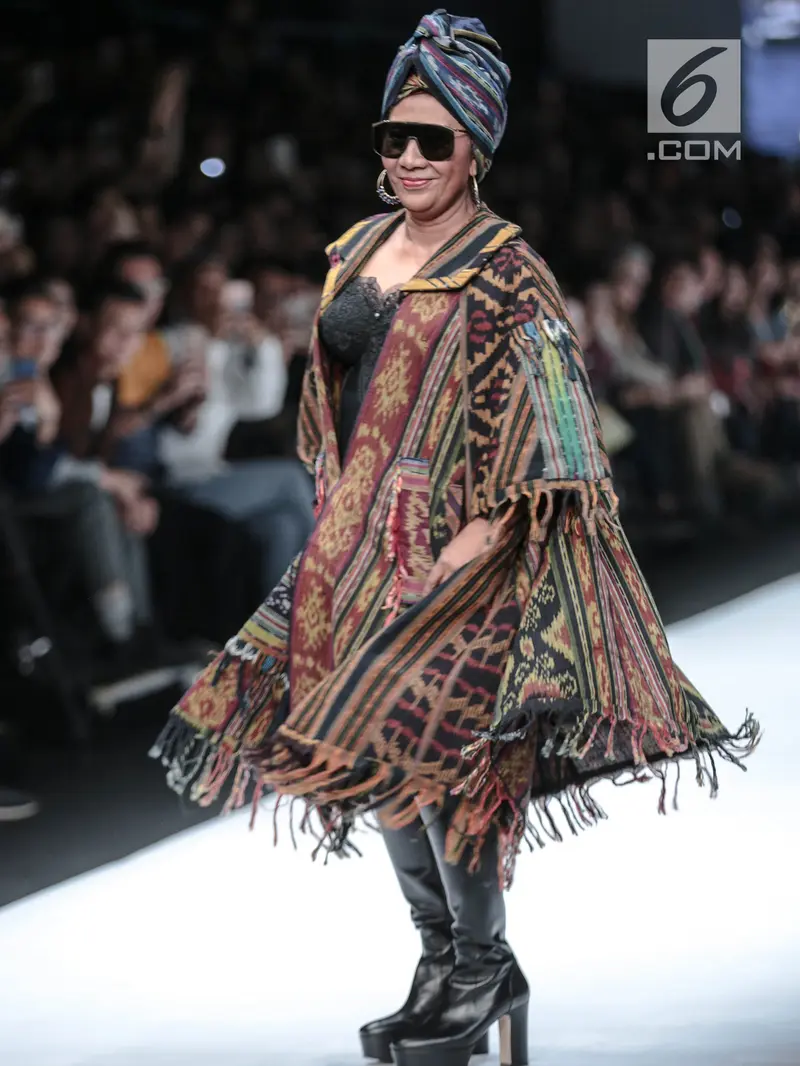 Menteri Susi Pudjiastuti di Catwalk JFW