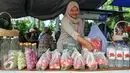 Penjual kembang merapikan dagangannya di TPU Karet Bivak, Jakarta, Minggu (29/5/2016). Pedagang kembang untuk keperluan ziarah mulai ramai jelang memasuki bulan Ramadan 2016. (Liputan6.com/Yoppy Renato)