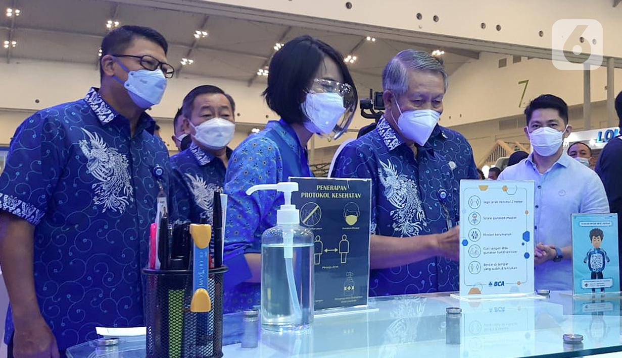 Wakil Presiden Direktur BCA Suwignyo Budiman dan jajaran Direktur BCA meninjau stand BCA Expoversary 2022 di ICE BSD, Tangerang, Kamis (10/3/2022). BCA Expo menghadirkan promo menarik produk BCA yang bertujuan untuk memudahkan masyarakat dalam memiliki kendaraan dan hunian. (Liputan6.com/HO/Eko)