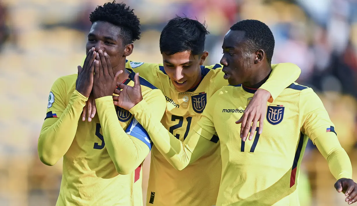 Selebrasi pemain Ekuador, Justin Cuero (kiri) setelah mencetak gol ke gawang Paraguay pada laga Piala Amerika Selatan U-20 di Metropolitano de Techo Stadium, Bogota, Kolombia (12/2/2023). Ekuador lolos ke Piala Dunia U-20 2023 dengan status peringkat keempat Piala Amerika Selatan U-20 2023 pada fase kualifikasi tahap akhir yang diikuti 6 negara. Dari total 4 kali tampil di ajang Piala Dunia U-20, prestasi terbaik Ekuador adalah satu kali menjadi peringkat ketiga pada penyelenggaraan terakhir edisi 2019. (AFP/Juan Barreto)