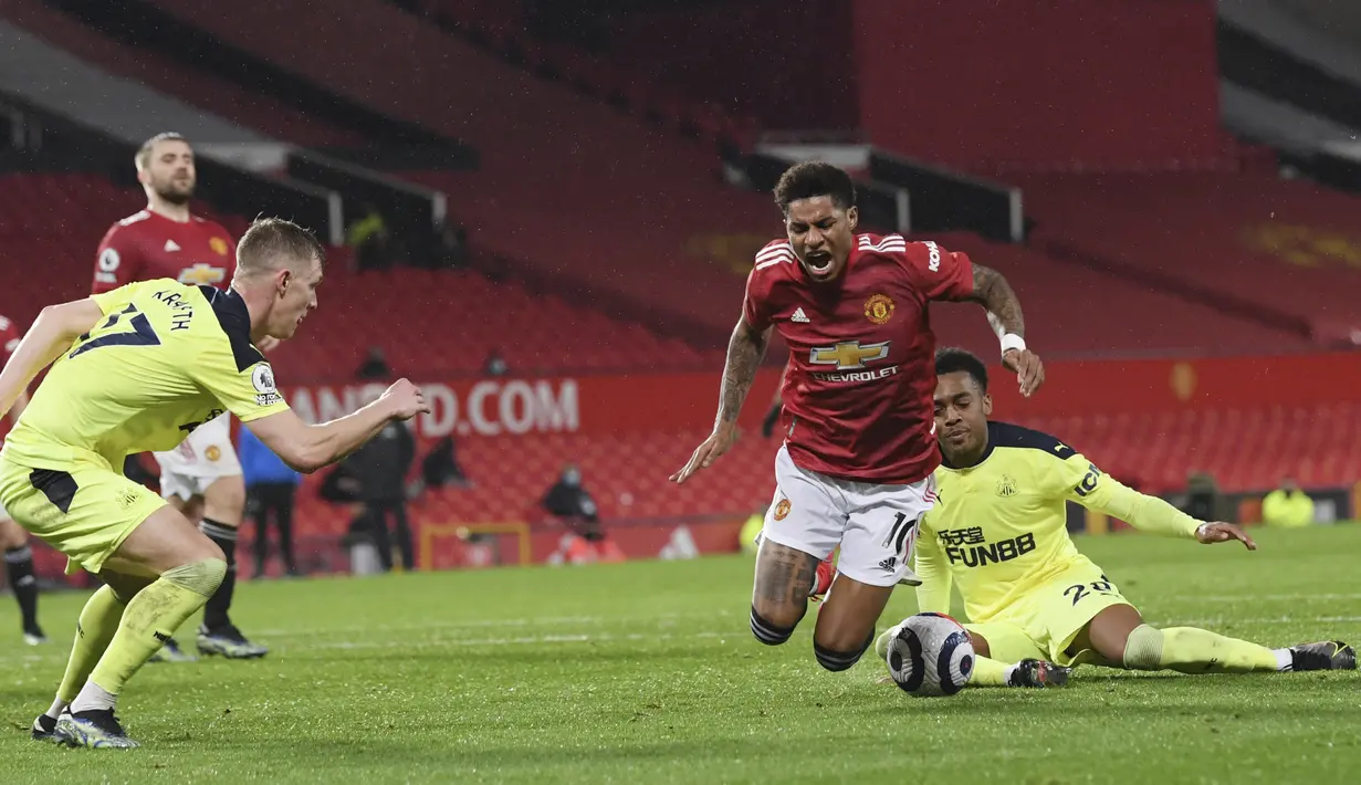Memasuki menit ke-74, United mendapat hadiah penalti setelah Rashford dilanggar Joe Willock di kotak terlarang. (Foto: AP/Pool/Stu Forster)
