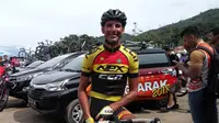 Lex Nederlof dari Nex CCN Cycling Team adalah pembalap tertua di Tour de Singkarak 2018. (Bola.com/Rizki Hidayat)
