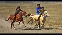 Tradisi pacuan kuda diselenggarakan warga Rote Ndao, NTT, untuk mengucap syukur atas panen yang didapatkan. (Liputan6.com/Ola Keda)