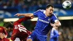Chelsea's captain and match goal scorer, John Terry vies with AS Roma's captain Francesco Totti during their Champions League Group A match at Stamford Bridge on October 22, 2008. AFP PHOTO/CARL DE SOUZA 