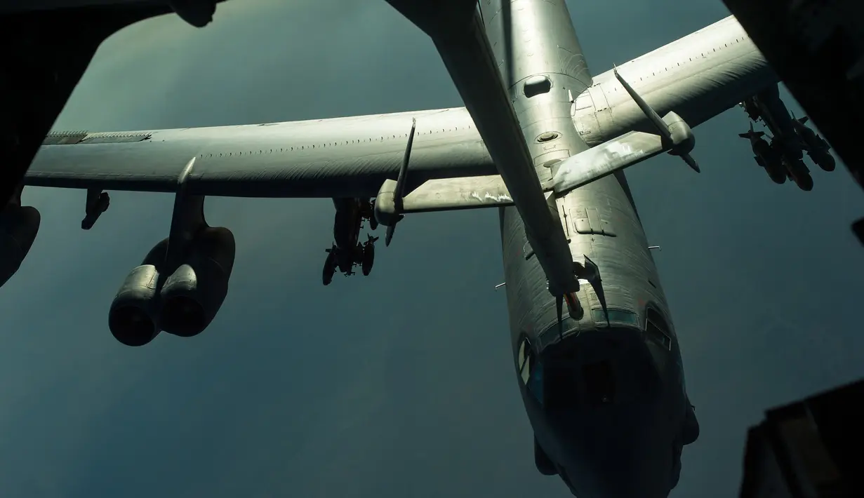 Sebuah pesawat Angkatan Udara AS B-52 bomber menerima bahan bakar dari pesawat tanker KC-10 tanker di dekat Irak (26/10). Di Irak saat ini tengah terjadi pertempuran antara koalisi Irak-ISIS. (U.S. Air Force/Senior Airman Tyler Woodward/REUTERS)