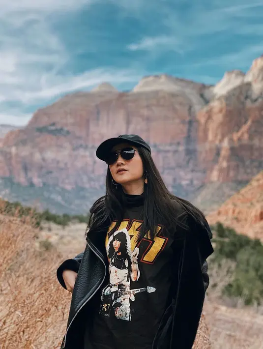 Berkunjung ke Zion National Park, pemain film Something in Between tampil edgy dengan busana serba hitam. Dari kacamata, topi hingga busana. Penampilan yang tomboi ini terlihat trendi. (Liputan6.com/IG/@febbyrastanty)