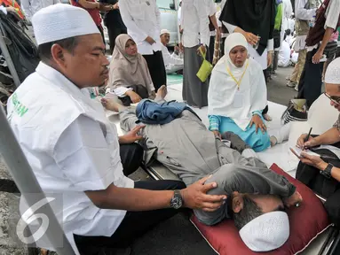 Sejumlah tim membantu demonstran yang kelelahan saat melakukan demo di depan Balai Kota, Jakarta, Jumat (4/11). Terlihat beberapa massa sedang beristirahat, dan ada juga yang sedang mendapat perawatan. (Liputan6.com/Yoppy Renato)