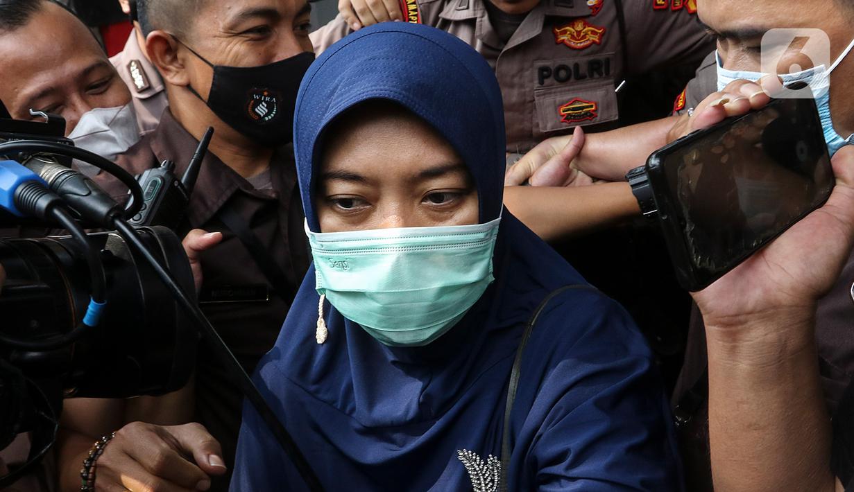 Wakil Gubernur Lampung Chusnunia Chalim enggan memberikan keterangan kepada jurnalis usai menjalani klarifikasi harta kekayaan di KPK. (Liputan6.com/Johan Tallo)