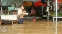 Warga terjebak banjir di kawasan Cipinang Melayu, Jakarta Timur, Senin (20/2). Sebanyak 285 warga diungsikan akibat banjir setinggi 1 meter. (Liputan6.com/Yoppy Renato)