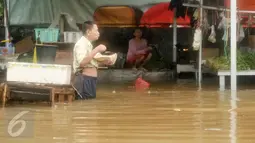 Warga terjebak banjir di kawasan Cipinang Melayu, Jakarta Timur, Senin (20/2). Sebanyak 285 warga diungsikan akibat banjir setinggi 1 meter. (Liputan6.com/Yoppy Renato)