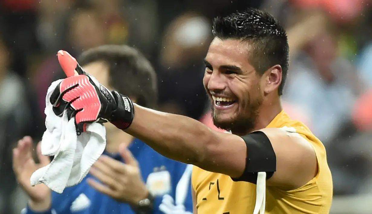 Atas kegemilangannya ini, Sergio Romero pantas disebut sebagai pahlawan Argentina pada Semi Final Argentina vs Belanda di The Corinthians Arena, Sao Paulo on (9/7/2014) (AFP PHOTO/DAMIEN MEYER)