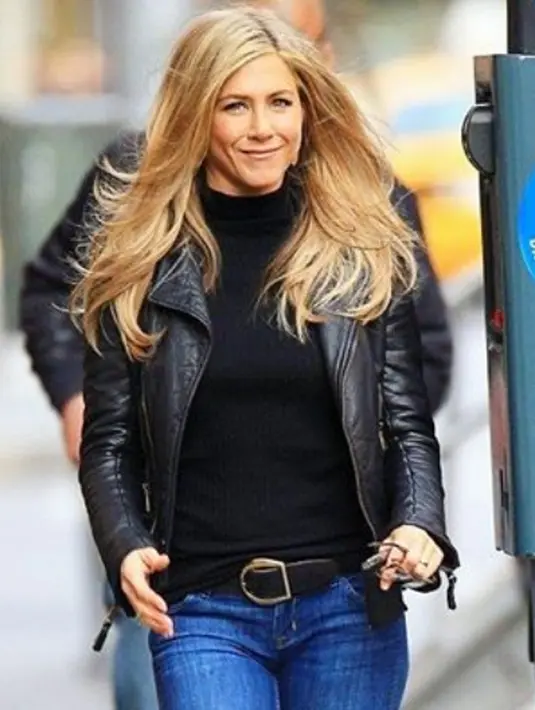 Rumor kedekatan Selena dan The Weeknd muncul setelah keduanya bermesaraan usai kencan yang dilakukannya beberapa waktu lalu. Lantaran hal itu tak sedikit juga yang mengatakan Selena telah berkhianat. (Instagram/jenniferaniston)