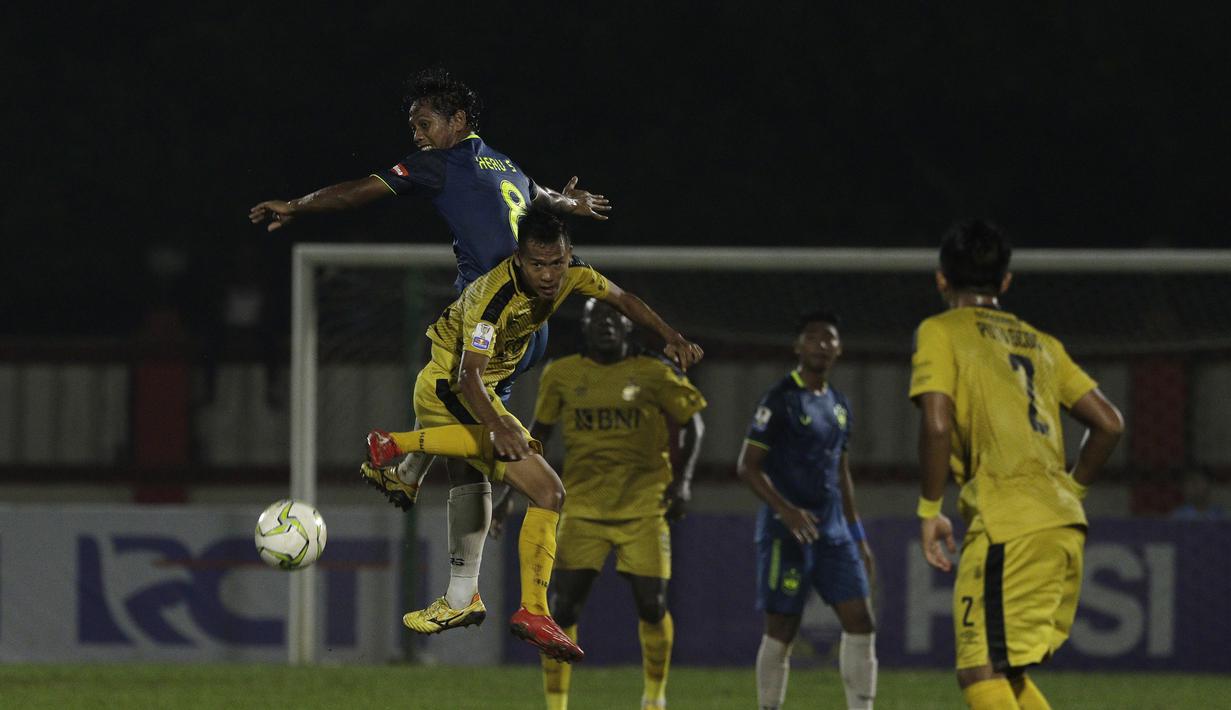Gelandang PSIS Semarang, Heru Setyawan, duel udara dengan gelandang Bhayangkara FC, Wahyu Subo, pada laga Piala Indonesia di Stadion PTIK, Jakarta, Selasa (19/2). Bhayangkara FC bermain imbang 1-1 melawan PSIS. (Bola.com/Yoppy Renato)