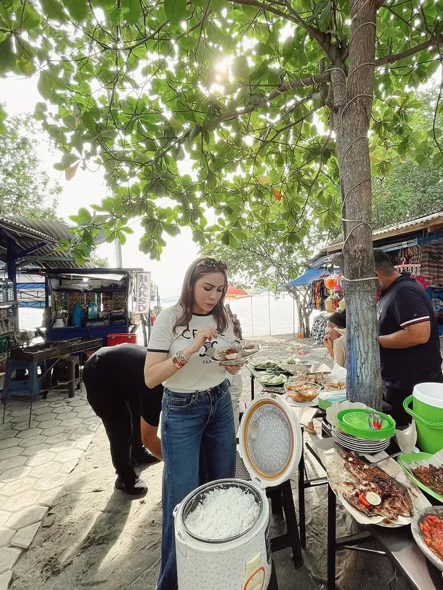 Momo Geisha makan lesehan di tepi pantai (Instagram/therealmomogeisha)