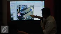 Kepolisian menunjukan hasil rekaman CCTV reka ulang kejadian pengungkapan pembunuhan di Polda Metro Jaya, Jakarta (28/09/15). Pelaku membawa uang sebesar 2.300.000 dan BB jenis Curve (8520). (Liputan6.com/Gempur M Surya)