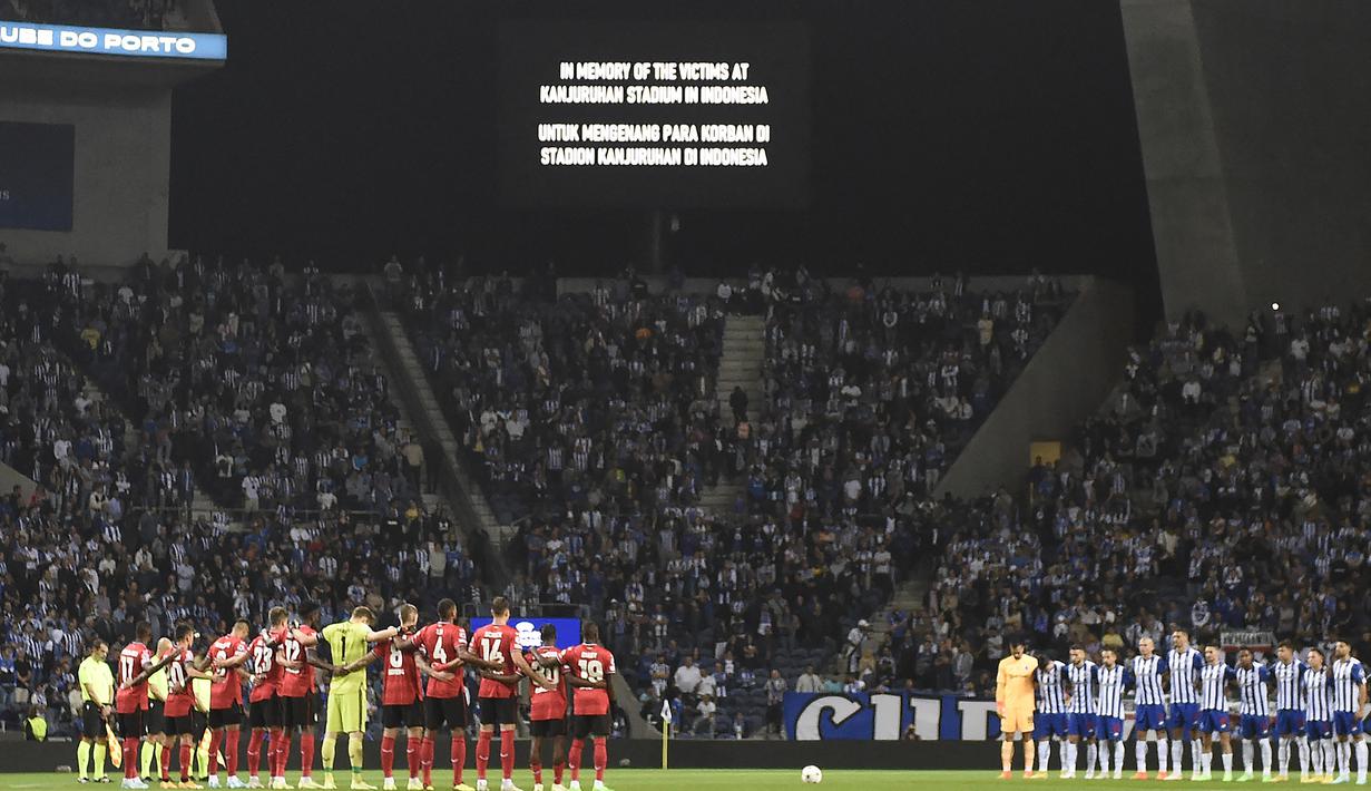 Tragedi Kanjuruhan yang menelan125 korban jiwa dari suporter Arema FC menyita perhatian publik internasional. Salah satunya adalah Liga Champions yang memberikan penghormatan terakhir kepada para korban dengan mengheningkan cipta satu menit sebelum pertandingan. (AFP/Miguel Riopa)
