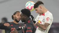 Gelandang RB Leipzig Dominik Szoboszlai melakukan sundulan dengan penyerang Bayern Munchen Alphonso Davies pada laga pekan ke-16 Bundesliga Jerman 2022-2023 di Red Bull Arena, Sabtu (21/1/2023) dini hari WIB. Bayern masih di puncak dengan 35 poin, sementara Leipzig di urutan ketiga dengan 29 poin. (AP Photo/Matthias Schrader)
