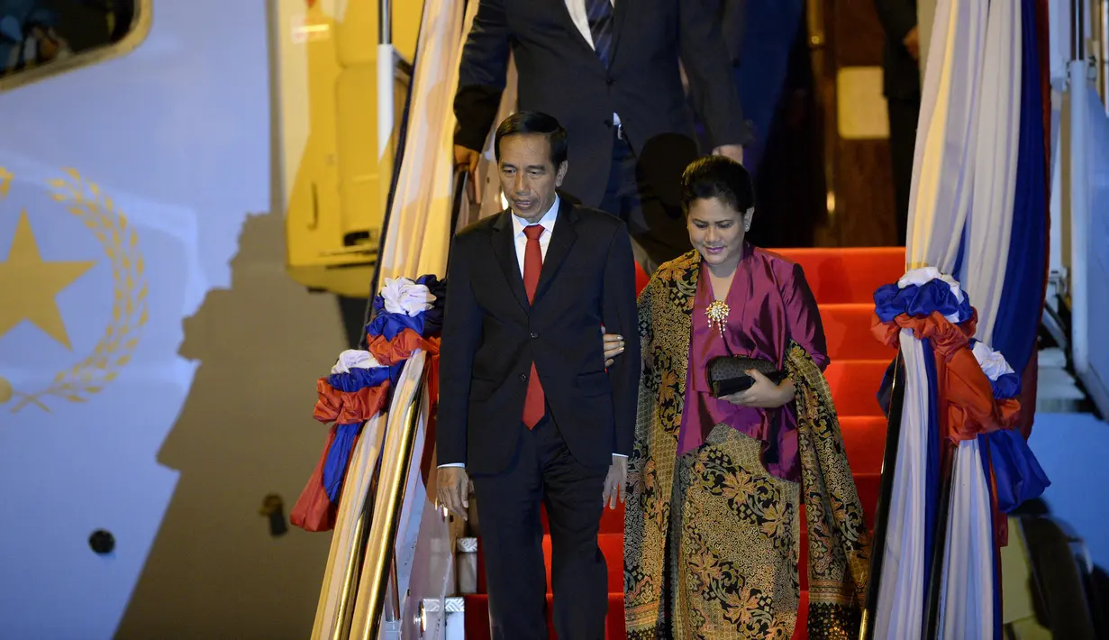 Presiden Joko Widodo (Jokowi) didampingi Ibu Negara Iriana Joko Widodo tiba di Bandara Internasional Wattay, Vientiane, Laos, Senin (5/9) waktu setempat. Kehadiran Jokowi untuk mengikuti KTT ASEAN ke-28 dan ke-29. (Noel CELIS/AFP)